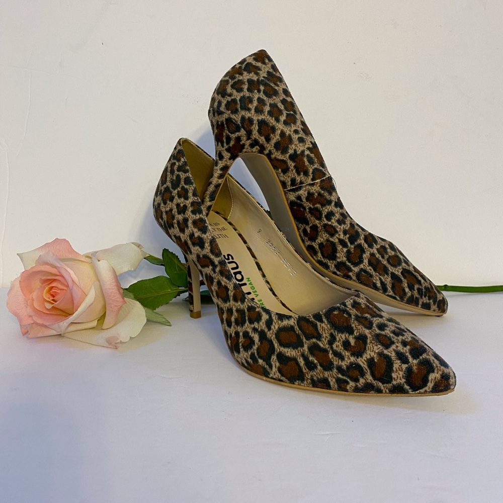 Olsenhaus faux suede animal print pump